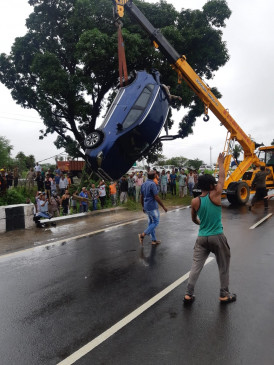 भोपाल के शोरूम कर्मचारियों की कार उफनते नाले में बही, चार की मौत भोपाल के शोरूम कर्मचारियों की कार उफनते नाले में बही, चार की मौत