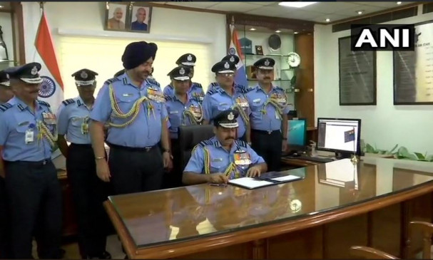 वायुसेना प्रमुख का पद संभालते ही बोले RKS भदौरिया-चीन-पाक पर हम पड़ेंगे भारी वायुसेना प्रमुख का पद संभालते ही बोले RKS भदौरिया-चीन-पाक पर हम पड़ेंगे भारी