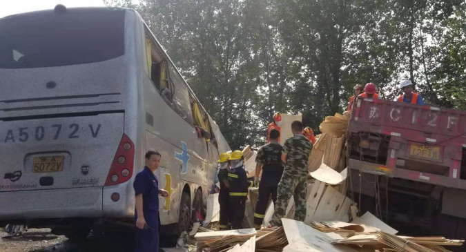 पूर्वी चीन में बस और ट्रक के बीच भीषण टक्कर, 36 लोगों की मौत, कई घायल