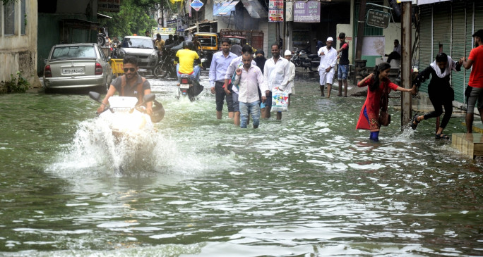 बारिश का कहर, नीमच के रामपुरा कस्बे की गलियों में चल रही नौका