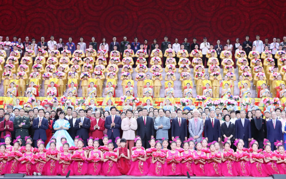  चीन : देश की 70वीं वर्षगांठ पर सांस्कृतिक प्रदर्शन 