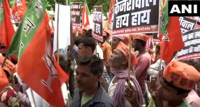 NRC पर विवाद: बीजेपी ने केजरीवाल के खिलाफ दर्ज कराई शिकायत, घर के बाहर प्रदर्शन
