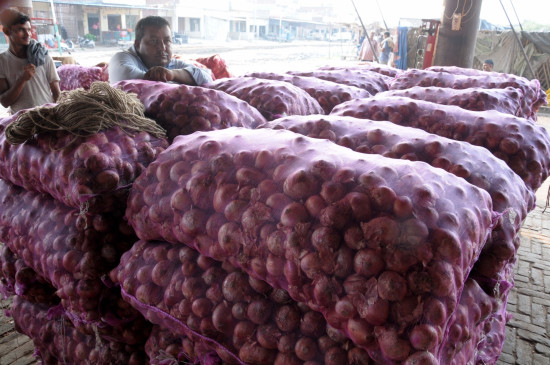  प्याज निर्यात पर प्रतिबंध से नाराज किसानों ने नासिक में रोकी नीलामी 