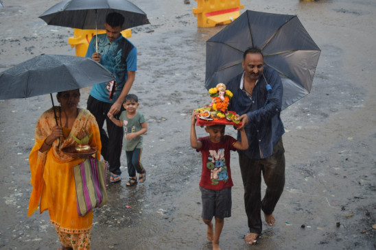 मॉनसून फिर सक्रिय : भारी बारिश के बीच डेढ़ दिन के गणपति की विदाई मॉनसून फिर सक्रिय : भारी बारिश के बीच डेढ़ दिन के गणपति की विदाई