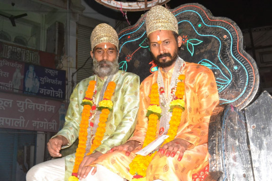 Hearing twelve emotions, awakened mind, left bank job, became Jain monk