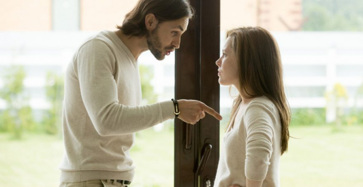 Relationship News: ऐसे समझें कि आपका पार्टनर डोमिनेटिंग है Relationship News: ऐसे समझें कि आपका पार्टनर डोमिनेटिंग है