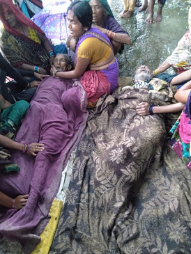 Kutcha house collapsed in heavy rain, mother and son died due to being buried under debris