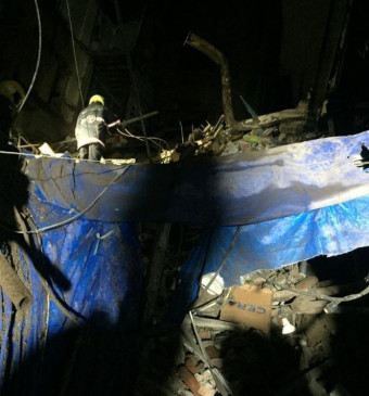 मुंबई के फोर्ट इलाके में तीन मंजिला इमारत गिरी, मलबे से 17 लोग निकाले गए