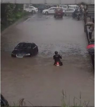 मुंबई में भारी बारिश : अमिताभ के घर में घुसा पानी, स्कूलों की छुट्टी, रेड अलर्ट जारी