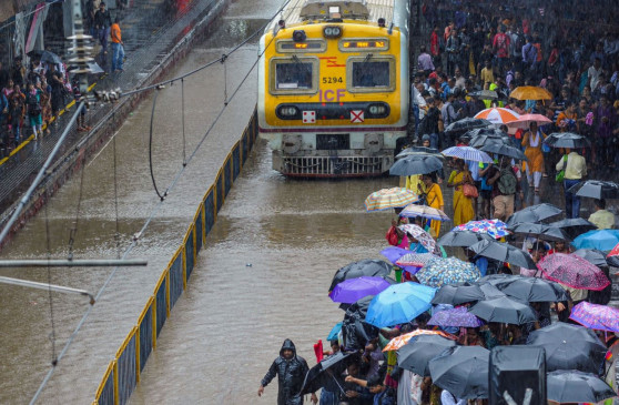 बारिश से बेहाल मुंबई, स्कूल-कॉलेज बंद, यातायात प्रभावित, अलर्ट पर NDRF