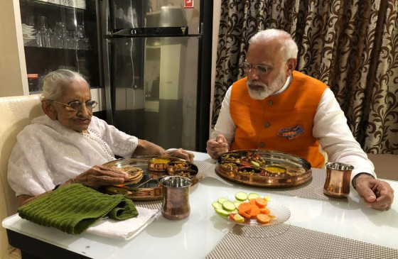 जन्मदिन पर पीएम मोदी ने मां से लिया आशीर्वाद, साथ बैठकर खाया खाना