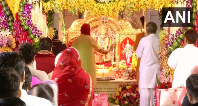 शारदीय नवरात्रि शुरू, मंदिरों में लगी भक्तों की भीड़, PM ने दी बधाई