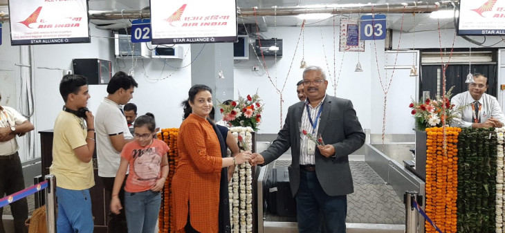 नई दिल्ली के लिए देर रात शुरु उड़ान में खचाखच थे यात्री, हवाई अड्‌डे पर फूलों से हुआ स्वागत 