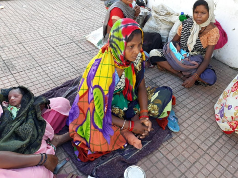 सड़क पर मरीज - कोर्ट के आदेश के पालन में खाली कराया गया गोहपारू अस्पताल