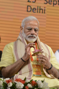 Pawar is supporting Pakistan: Modi