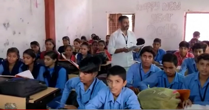इंदौर के स्कूल में चपरासी वासुदेव 23 साल से पढ़ा रहे संस्कृत
