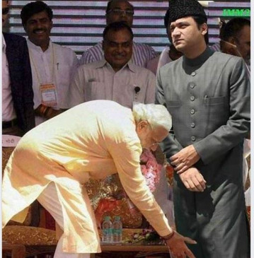 Fake News: पीएम मोदी ने छुए अकबरुद्दीन ओवैसी के पैर ? फोटो वायरल
