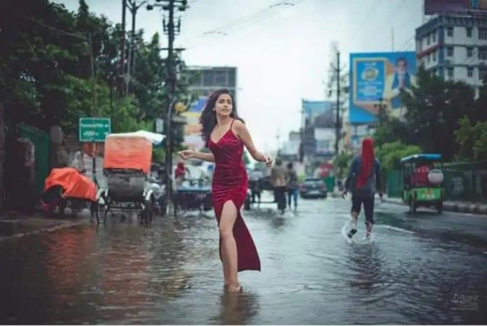  पटना की सड़कों पर बारिश के पानी में फोटोशूट 