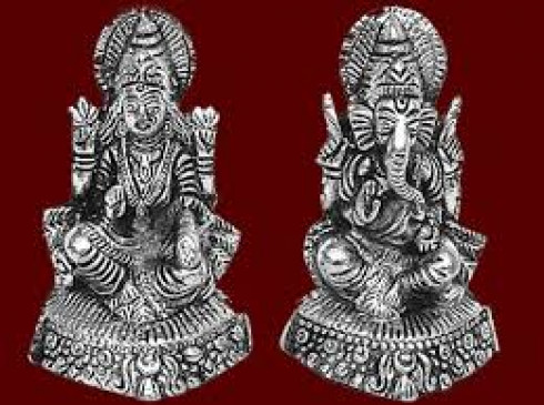 Police arrest three people with ancient idols of god - goddesses