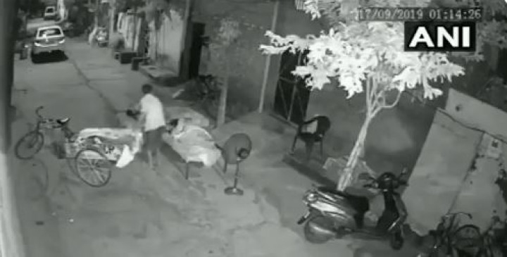 परिवार के साथ सो रहे बच्चे को चुराने की कोशिश, आरोपी गिरफ्तार, देखें वीडियो