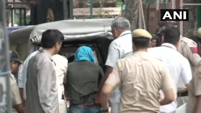 चाकू लेकर संसद में घुस रहा था राम रहीम का समर्थक, हिरासत में लिया गया