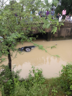 भोपाल के शोरूम कर्मचारियों की कार उफनते नाले में बही, चार की मौत