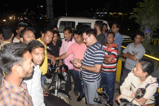 The key of the car of the Congress leader was taken out, when the mob showed it, the Congress Seva Dal