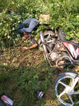 ट्रैक्टर ने बाइक को मारी टक्कर, 2 की मौत -आरोपी चालक फरार ट्रैक्टर ने बाइक को मारी टक्कर, 2 की मौत -आरोपी चालक फरार