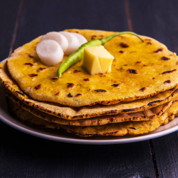 वीडियो रेसिपी: हेल्दी एंड टेस्टी मक्के की रोटी बनाने की आसान विधि