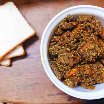 वीडियो रेसिपी: ब्रेड के बचे हुए टुकड़ों से बनाएं अचार