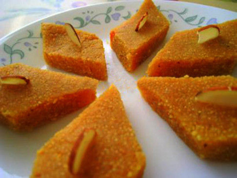 वीडियो रेसिपी : मीठा खाने के लिए फटाफट बनाएं सूजी की ये स्वीट डिश रेसिपी