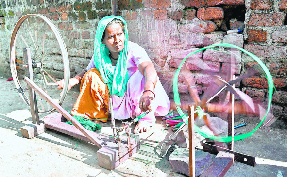 नागपुर के मोमिनपुरा बस्ती में चरखा चलाकर महिलाएं चलाती है घर, दिन भर में मिलते हैं मात्र 50 रुपए