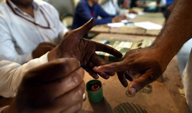 मतदान में फिर पिछड़े शहरी मतदाता, ठाणे में ईवीएम पर फेंकी स्याही और जानिए कहां पेश आईं दिक्कतें  