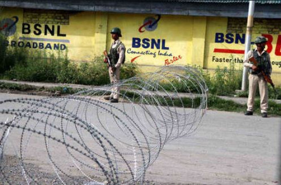 70 दिनों के लॉकडाउन के बाद, घाटी में BSNL पोस्टपेड सेवाएं बहाल, इंटरनेट अभी भी बंद 70 दिनों के लॉकडाउन के बाद, घाटी में BSNL पोस्टपेड सेवाएं बहाल, इंटरनेट अभी भी बंद