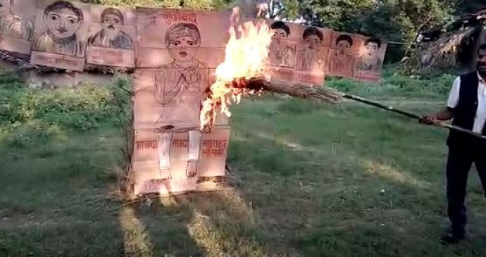 नाराज ग्रामीणों ने रावण की जगह जनप्रतिनिधियों और प्रशासनिक अधिकारियों के पुतले का किया दहन नाराज ग्रामीणों ने रावण की जगह जनप्रतिनिधियों और प्रशासनिक अधिकारियों के पुतले का किया दहन