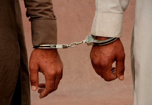  बिहार : नक्सली के नाम पर लेवी वसूलने वाला गिरफ्तार, 1.98 लाख रुपये बरामद 