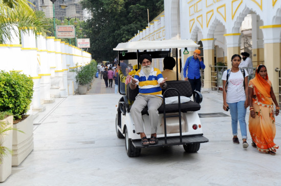  दिल्ली : गुरद्वारा बंगला साहिब में दिव्यांगों, बुजुर्गो के लिए विशेष सुविधाएं 