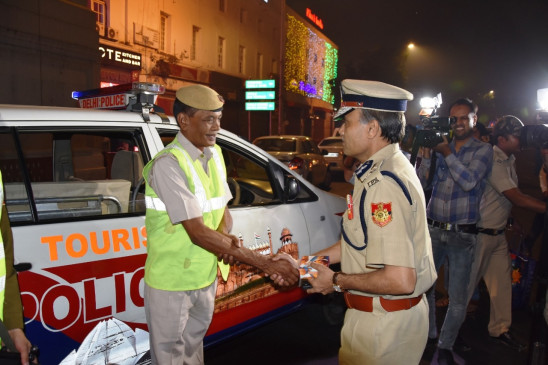 दिल्ली में दिवाली पर 500 गिरफ्तार, 10 हजार किलो पटाखे जब्त, पुलिस आयुक्त ने आधी रात बांटी मिठाई