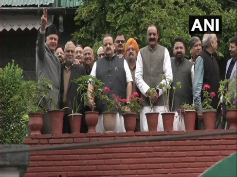 नजरबंदी के बाद पहली बार उमर, फारूक से मिला पार्टी डेलिगेशन, चुनावों पर चर्चा नजरबंदी के बाद पहली बार उमर, फारूक से मिला पार्टी डेलिगेशन, चुनावों पर चर्चा