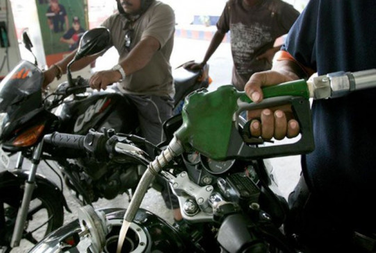 Fuel Price: पेट्रोल और डीजल की कीमतों में लगातार दूसरे दिन हुई कटौती, जानें आज के दाम