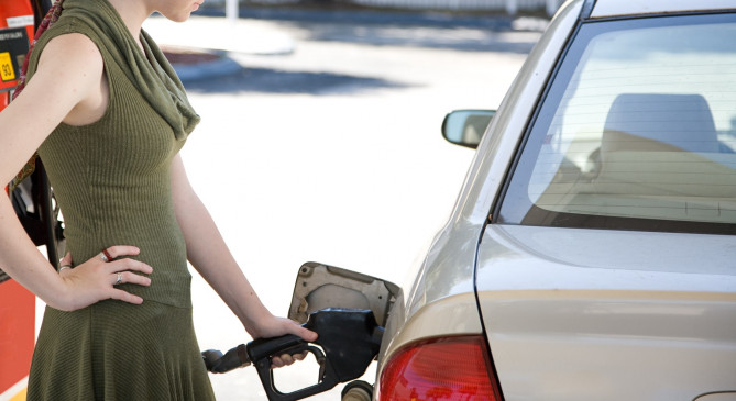 Fuel Price: पेट्रोल 12 पैसे और डीजल 7 पैसे तक हुआ सस्ता, जानें आज के दाम