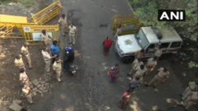 मुंबई: पेड़ों की कटाई पर विरोध, धारा 144 लागू, शिवसेना नेता प्रियंका चतुर्वेदी गिरफ्तार मुंबई: पेड़ों की कटाई पर विरोध, धारा 144 लागू, शिवसेना नेता प्रियंका चतुर्वेदी गिरफ्तार