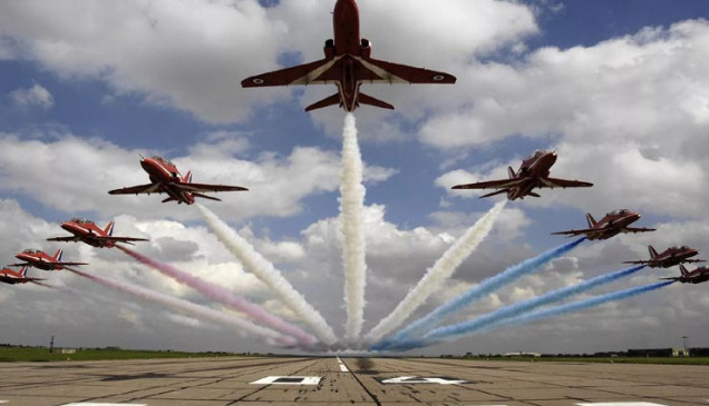 AIR FORCE DAY: आसमान में दिखा भारत का दम, वायुवीरों ने दिखाई सेना की ताकत AIR FORCE DAY: आसमान में दिखा भारत का दम, वायुवीरों ने दिखाई सेना की ताकत