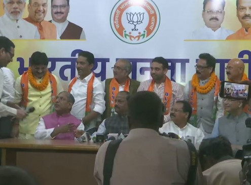 झारखंड में विपक्ष को बड़ा झटका, 6 विधायक भाजपा में हुए शामिल झारखंड में विपक्ष को बड़ा झटका, 6 विधायक भाजपा में हुए शामिल