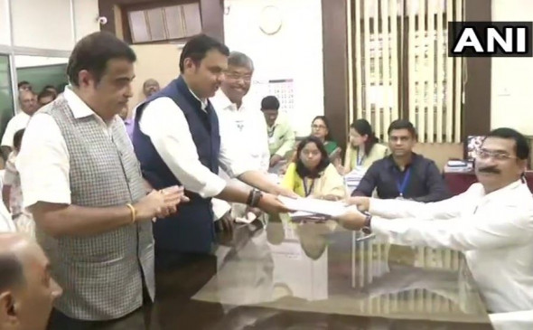 सीएम फडणवीस ने दाखिल किया नामांकन, गडकरी भी रहे मौजूद सीएम फडणवीस ने दाखिल किया नामांकन, गडकरी भी रहे मौजूद