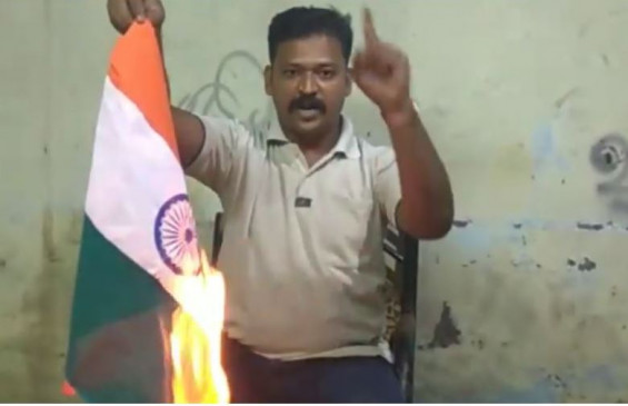 Fake News: क्या आदमी ने हिंदुत्व के लिए जलाया तिरंगा झंडा ?