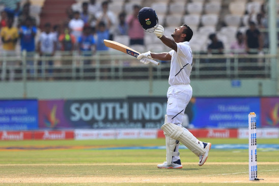 पहले टेस्ट शतक को दोहरे में बदलने वाले भारत के चौथे बल्लेबाज बने मयंक