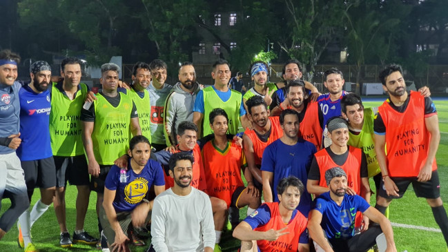 धोनी और पेस ने मुंबई में खेला चैरिटी फुटबॉल मैच, देखें तस्वीरें धोनी और पेस ने मुंबई में खेला चैरिटी फुटबॉल मैच, देखें तस्वीरें