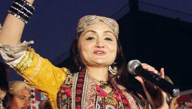  पाकिस्तान : सूफी गायिका ने धर्म के लिए गाना छोड़ा 