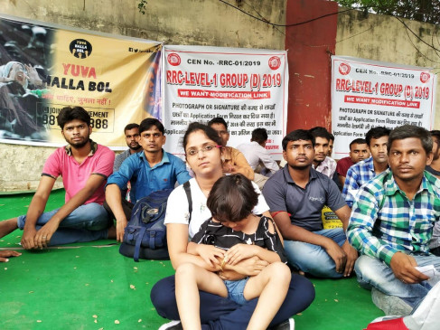 रेलवे ग्रुप (डी) भर्ती के छात्रों का धरना जारी, 4 साल की बच्ची के साथ बैठी नागपुर की प्रीति